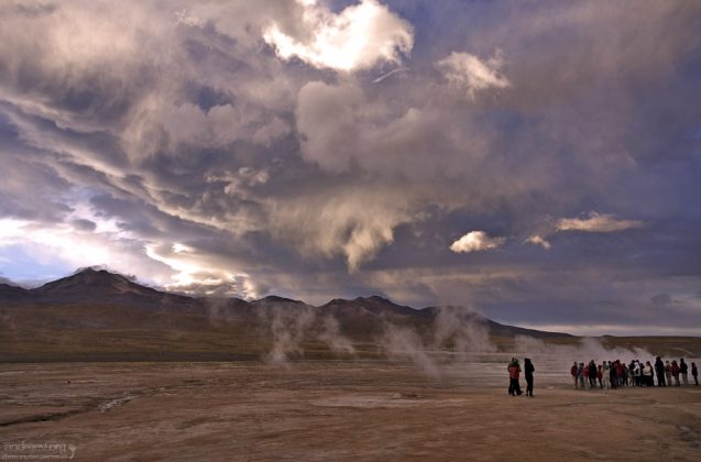 Тучи вперемешку с паром от гейзеров. Эль-Татио.
