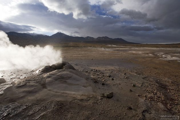 Стоило солнцу подняться над линией горизонта, как окружающий пейзаж тут же стал менее драматичным. Время: около 6:30 утра. Эль-Татио.