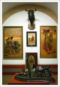 Зал с портретами матадоров в музее корриды.