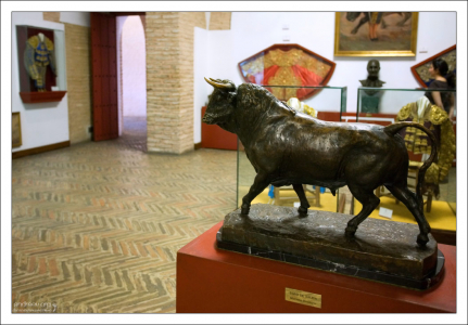 Бронзовая фигурка быка в музее корриды.