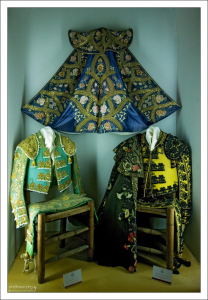 У каждого матадора костюм своего цвета и отделки. Музей корриды.