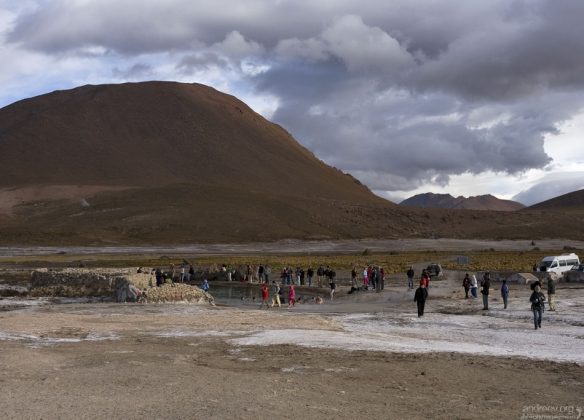 Купающиеся и им сочувствующие. Гейзеровое поле Эль-Татио.