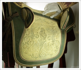 Вышитое седло лошади пикадора. Музей корриды.