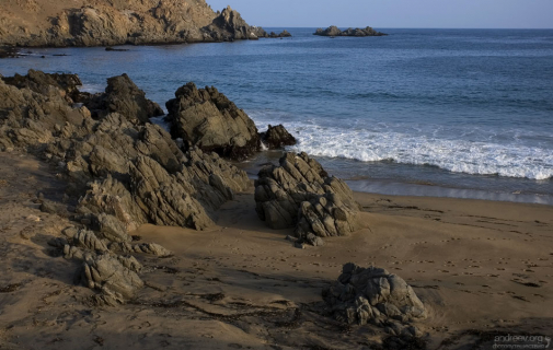 Черные скалы в местечке Puerto Inca.