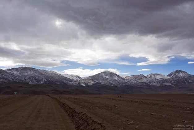 Седые горы и дорога в виде стиральной доски.