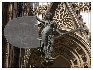 Аллегорическое изображение Веры (“The Triumph of Faith”) перед входом в Севильский собор.