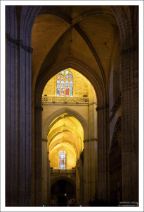 Гулкие своды Севильского собора.