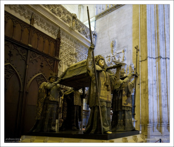 Гробница Христофора Колумба - главное сокровище Севильского собора.