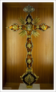 Инкрустированный золотом и серебром каменный крест в Сокровищнице Tesoro Catedralicio. Севильский собор.