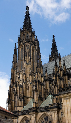 Хищный, готический облик собора Св. Вита.