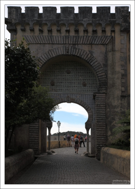 Арка-вход на территорию Дворца Пена.