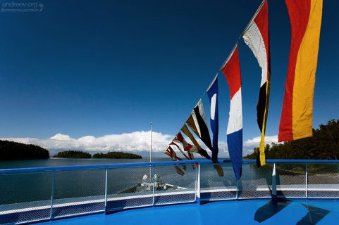 Разноцветные флаги на носу теплохода "Валериан Куйбышев".