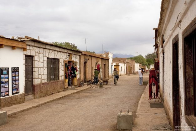 Сувенирные лавки и офисы туристических фирм в Сан-Педро.