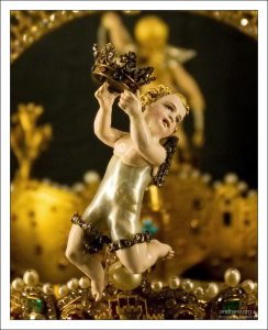 Торс ангела сделан из огромной настоящей жемчужины. Севильский собор.