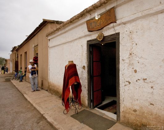 Пончо из шерсти альпаки - самый ходовой товар. San Pedro.