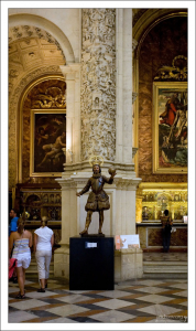 Скульптура короля Фердинанда III Кастильского, выполненная Ролданом (1671). Севильский собор.