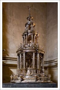 Монстрация - серебряная дароносица в Севильском соборе.