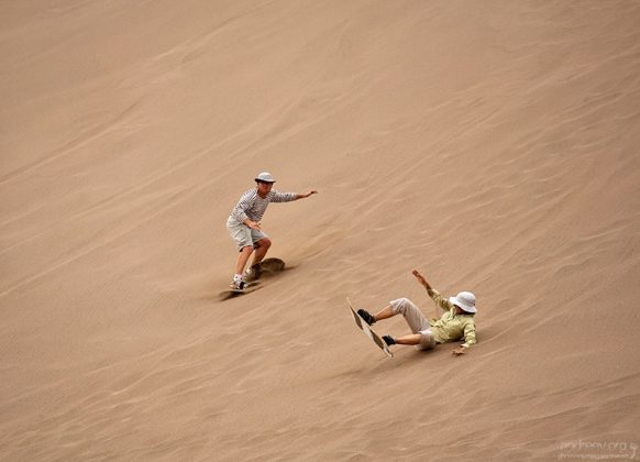 Sand-boarding: новички осваивают спуск по дюне на досках. Марсовая долина.