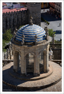 Стена библиотеки, основанной сыном Колумба - Эрнандо. Севильский собор.