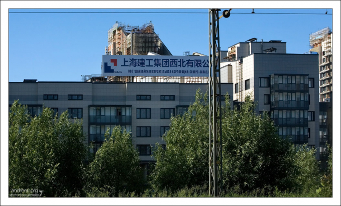 Китайцы заняты строительством жилья.