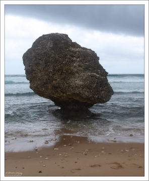 За булыжником - открытый Атлантический океан. Пляж Батшеба.