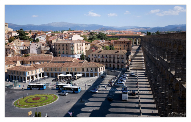Городская площадь Plaza Artilleria с высоты обзорной площадки. Сеговия, Испания.