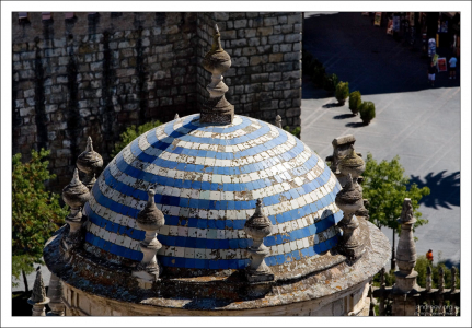 Бело-голубой купол башенки на крыше Севильского собора.