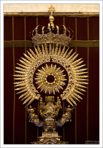 Гигантская серебряная корона, расположенная в Серебряном Алтаре. Севильский собор.
