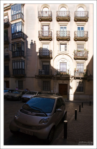 Тень Севильского собора на стене дома.