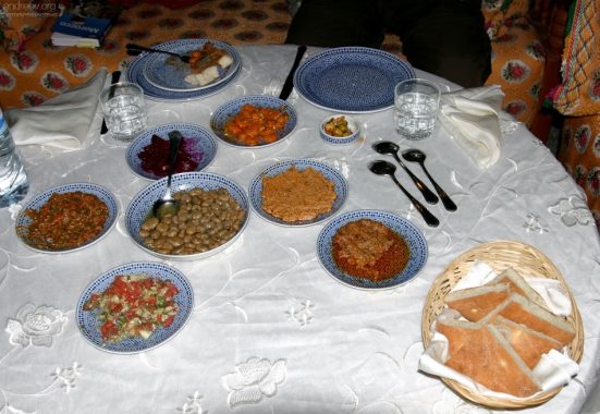 Традиционный марокканский салат - это целая серия горячих и холодных закусок. В риаде "Ghita". Фес.