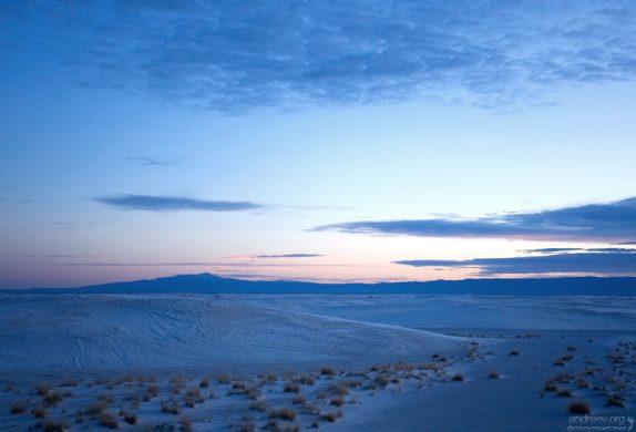 Между дюн часто встречаются абсолютно ровные участки.