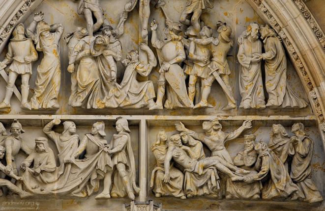 Сцена распятия на западном фасаде собора Св. Вита.