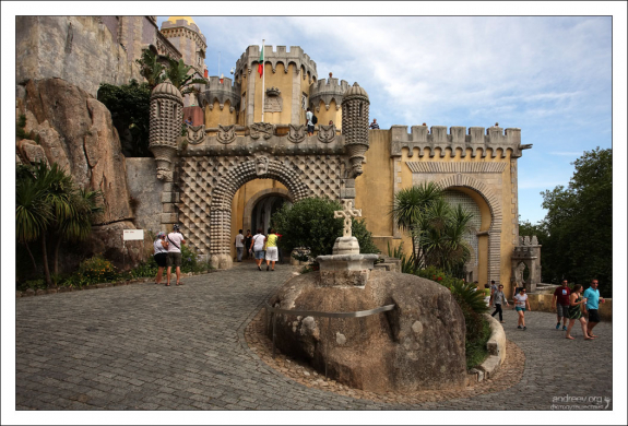 Над воротами расположен герб Фердинандо II - куратора строительства Дворца Пена.