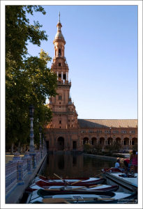 Южная башня и канал на Площади Испании.