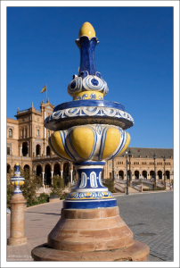 Яркие вазы с вычурным декором. Площадь Испании.