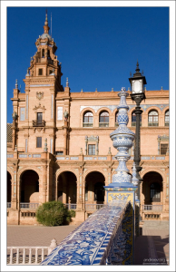 Глянцевые перила мостика через канал на Площади Испании.