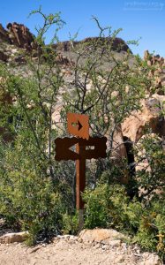 Указатель на тропе Grapevine Hills Trail.