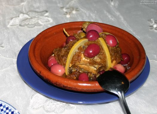 Куриный таджин с оливками - одно из самых популярных блюд страны. В риаде "Ghita". Фес.