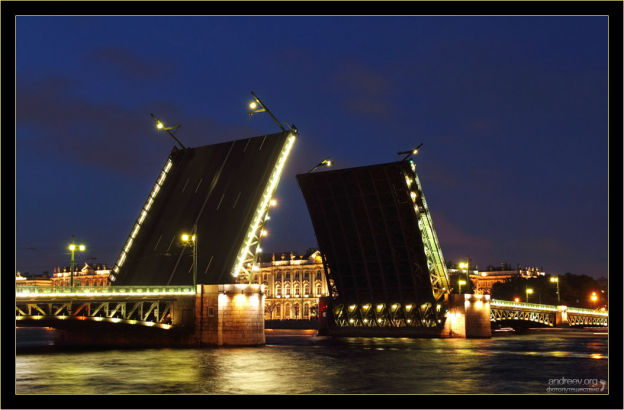 Дворцовый разводной мост через Неву. Слева - Васильевский остров, справа - Зимний дворец.