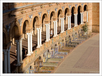 Изразцовые ниши ("Province Alcoves"), посвященные провинциям Испании. Plaza de España.