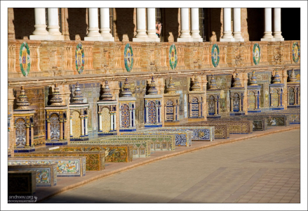 Ниши, посвященные всем провинциям Испании, богато украшены плиткой азулежу. Площадь Испании.