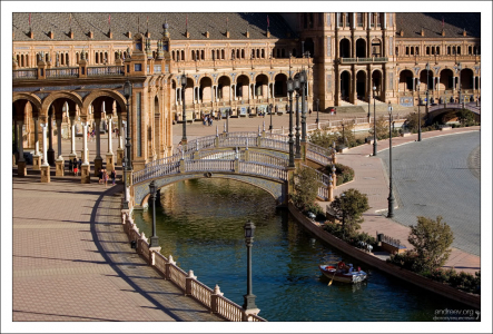 Полукилометровый канал вокруг Площади Испании.