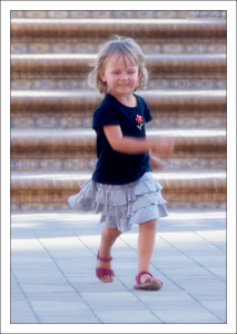 Саша бегает по Площади Испании.