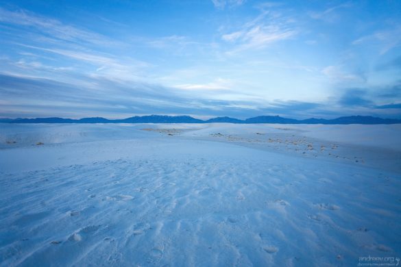 Песок в заповеднике настолько белый, что на фотографиях многие люди принимают его за снег.