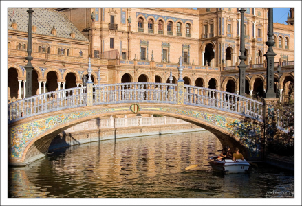 Один из четырех мостов через канал на Площади Испании.