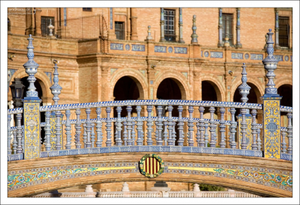 В оформлении мостов использована керамика. Plaza de España.
