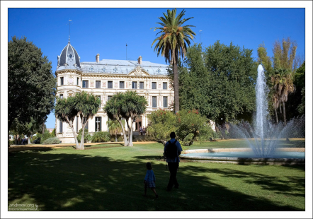 Ботанический сад и дворец "El Recreo de las Cadenas" на территории школы верховой езды.