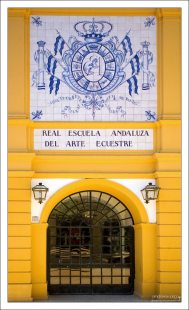 Герб Королевской школы верховой езды.