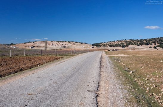 Старая дорога через холмы Среднего Атласа.