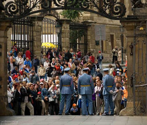 С другой стороны Града смена караульных проходит намного торжественнее. Раз в день, в полдень, под музыку военного оркестра.